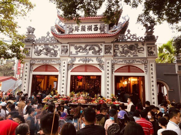 Khi đến Phủ Tây Hồ bạn nên cầu bình an, gia đạo thuận hòa, công việc hanh thông