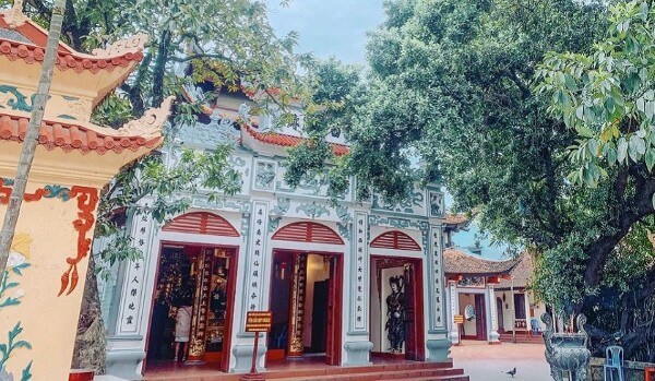 Lựa chọn khung giờ đi lễ Phủ Tây Hồ tốt nhất