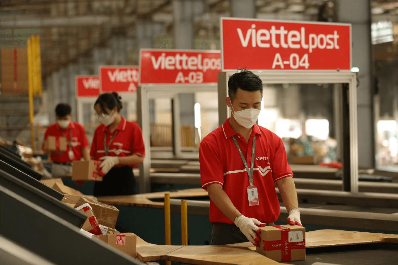 Nhân viên chuyển phát tiếp nhận và xử lý các kiện hàng trong ngày làm việc thứ 7.